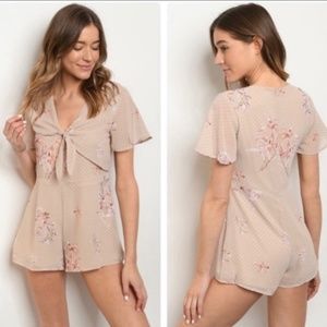 Sadie & Sage Short Sleeve V-Neck Chiffon Knot Polka Dot Floral Romper L
